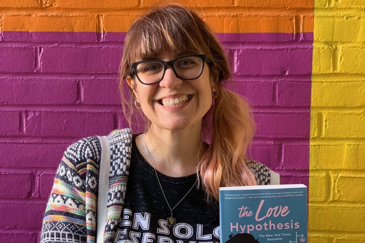 Ali Hazelwood: arte de conquistar leitores jovens‑adultos